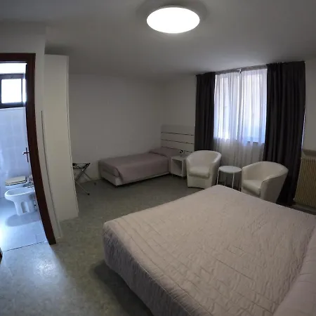 호텔 Euro Meuble 2*