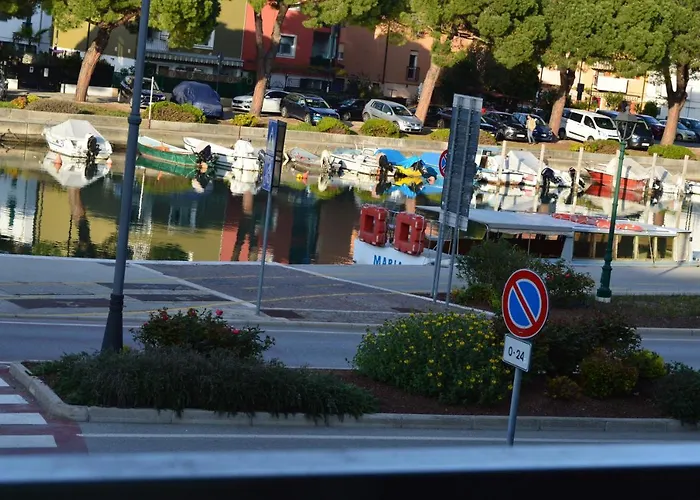 호텔 Euro Meuble 2*