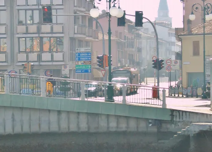 호텔 Euro Meuble 2*